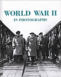 World War II in Photographs (Hardcover)