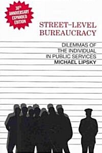 Street-Level Bureaucracy, 30th Anniversary Edition: Dilemmas of the Individual in Public Service (Paperback, -30th Anniversa)