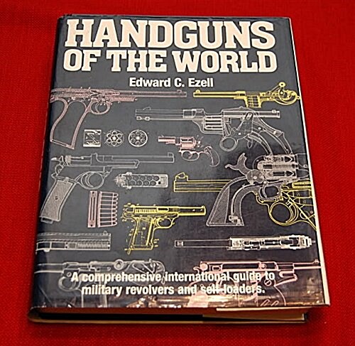 Handguns of the World: Military Revolvers and self-loaders from 1870 to 1945. (Hardcover)