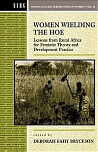 Women Wielding the Hoe : Lessons from Rural Africa for Feminist Theory and Development Practice (Paperback)