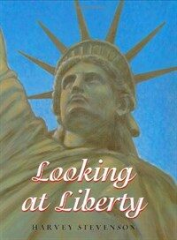 Looking at liberty 표지이미지