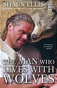 The Man Who Lives with Wolves: A Memoir (Paperback)