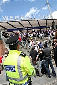 Tracking the Hooligans : The History of Football Violence on the UK Rail Network (Paperback)