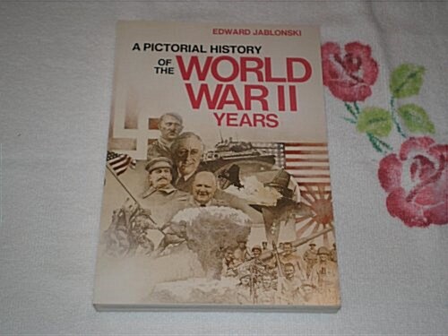 A Pictorial History of the World War II Years (Paperback)