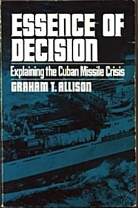 Essence of Decision: Explaining the Cuban Missile Crisis (Paperback, 1st)