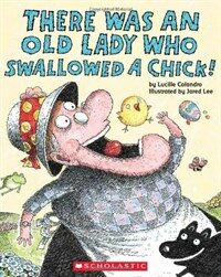 There Was an Old Lady Who Swallowed a Chick! [With Paperback Book] (Other)