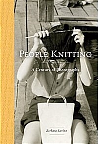 People Knitting: A Century of Photographs (Hardcover)