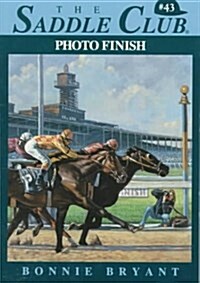Photo Finish (Saddle Club, No. 43) (Paperback)