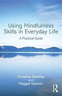 Using Mindfulness Skills in Everyday Life : A Practical Guide (Paperback)