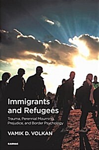 Immigrants and Refugees : Trauma, Perennial Mourning, Prejudice, and Border Psychology (Paperback)