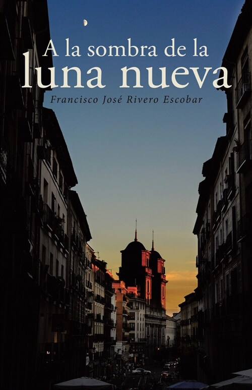 a la Sombra de La Luna Nueva (Paperback)