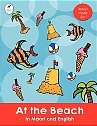 At the Beach in Maori and English (Paperback)