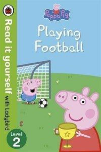 Peppa Pig: Playing Football - Read It Yourself with Ladybird Level 2 (Paperback)