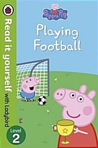 Peppa Pig: Playing Football - Read It Yourself with Ladybird Level 2 (Paperback)