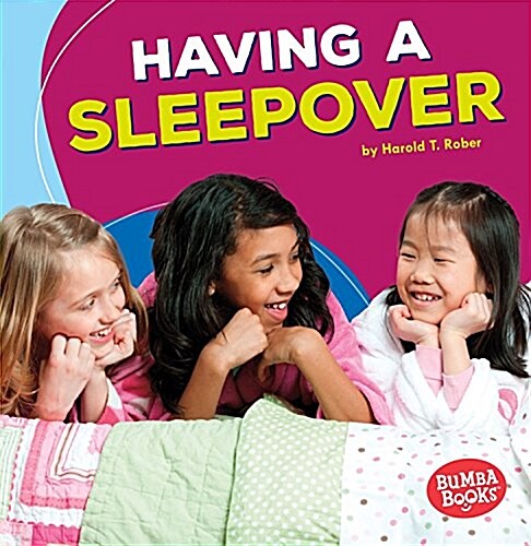 Having a Sleepover (Paperback)