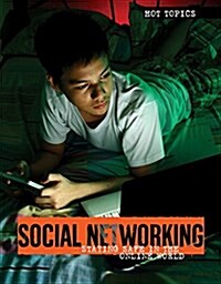 Social Networking: Staying Safe in the Online World (Library Binding)