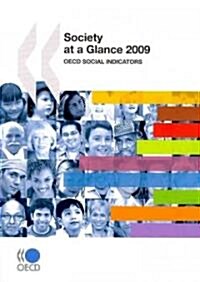 Society at a Glance: OECD Social Indicators (Paperback, 2009)