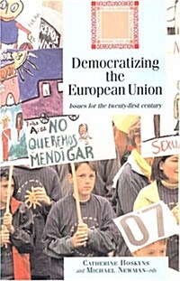 DEMOCRATIZING THE EUROPEAN UNION (Paperback)