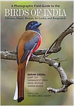 A Photographic Field Guide to the Birds of India, Pakistan, Nepal, Bhutan, Sri Lanka, and Bangladesh (Paperback)