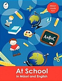 At School in Maori and English (Paperback)