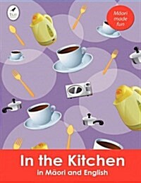 In the Kitchen in Maori and English (Paperback)